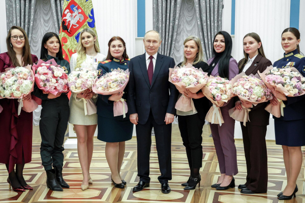 Путин поздравил участниц СВО с Международным женским днем