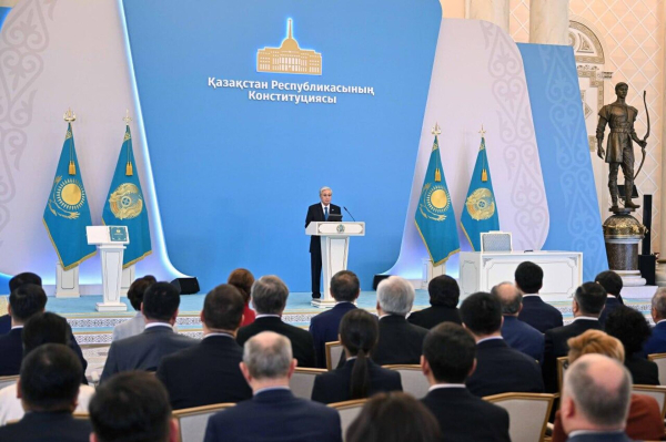 В Казахстане торжественно приняли новую Конституцию В Казахстане торжественно приняли новую Конституцию