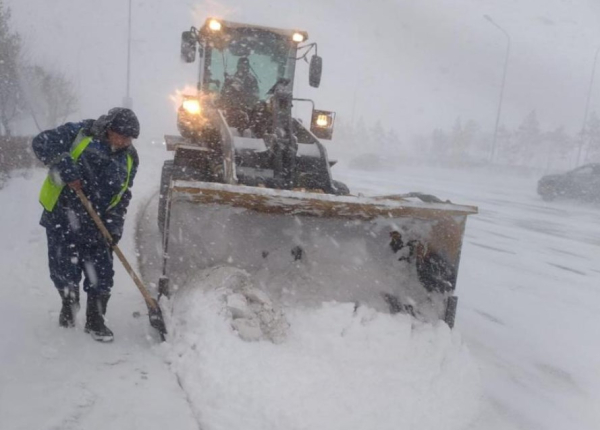 Сильный снегопад в Астане: коммунальные службы работают круглосуточно