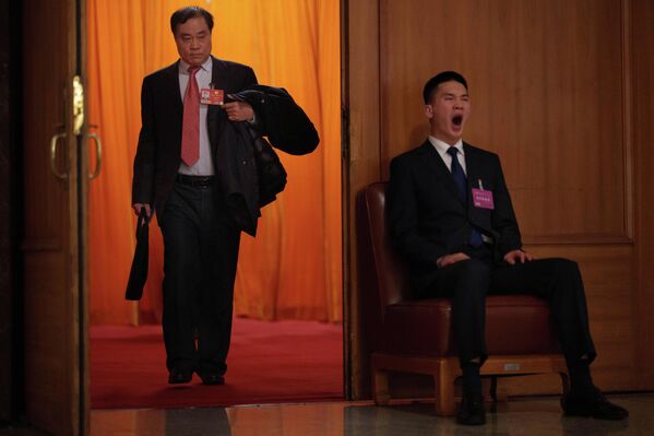 Мальчик с неразорвавшимся снарядом и "кровавая" луна над миром: 20 ярких фотографий недели