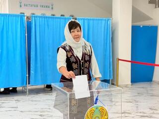 Референдум-2026: на избирательных участках Астаны вручают подарки первым проголосовавшим жителям