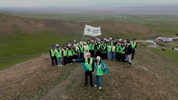 Тысячи казахстанцев вышли очищать родники