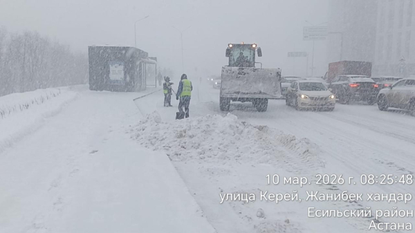 Сильный снегопад в Астане: коммунальные службы работают круглосуточно