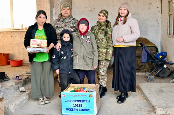 Военнослужащие оказали помощь нуждающимся в День благотворительности Военнослужащие оказали помощь нуждающимся в День благотворительности