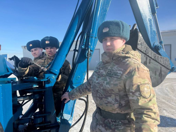 Гвардейцы применяют навыки управления трактором в воинской части