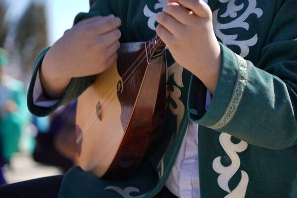 Полмиллиона детей одновременно исполнили кюй в школах и колледжах Казахстана