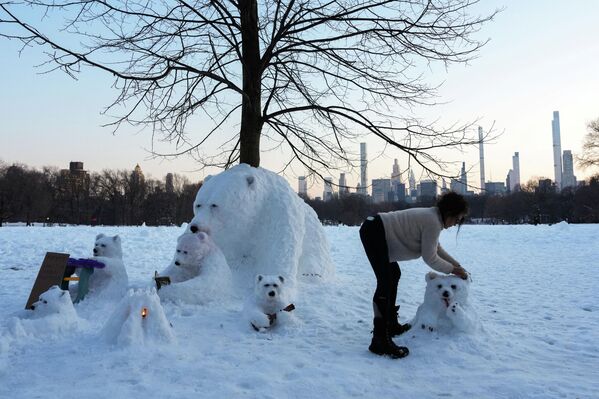 Лабубу вместо чучела, банды Гаити и "нарциссы" на подиуме: самые яркие фото недели Лабубу вместо чучела, банды Гаити и "нарциссы" на подиуме: самые яркие фото недели