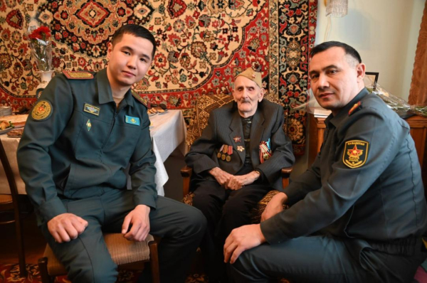 В Караганде военнослужащие поздравили ветерана войны с вековым юбилеем