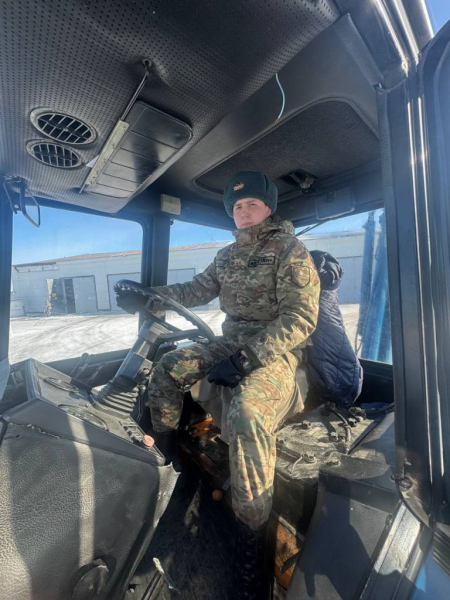 Гвардейцы применяют навыки управления трактором в воинской части