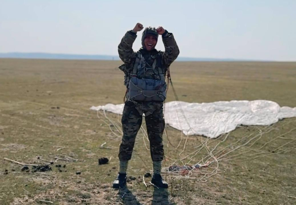 Шаг в пустоту: первокурсники военного института впервые прыгнули с парашютом