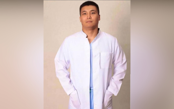 Врач ЗКО оказал медпомощь роженице на борту самолета