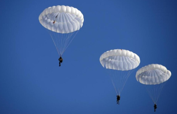 Шаг в пустоту: первокурсники военного института впервые прыгнули с парашютом