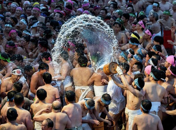 Мальчик с неразорвавшимся снарядом и "кровавая" луна над миром: 20 ярких фотографий недели