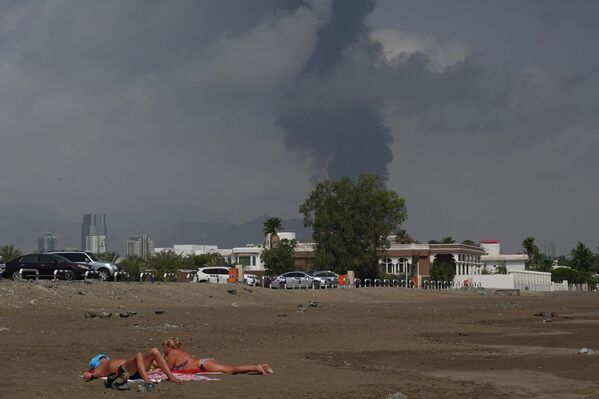 Мальчик с неразорвавшимся снарядом и "кровавая" луна над миром: 20 ярких фотографий недели