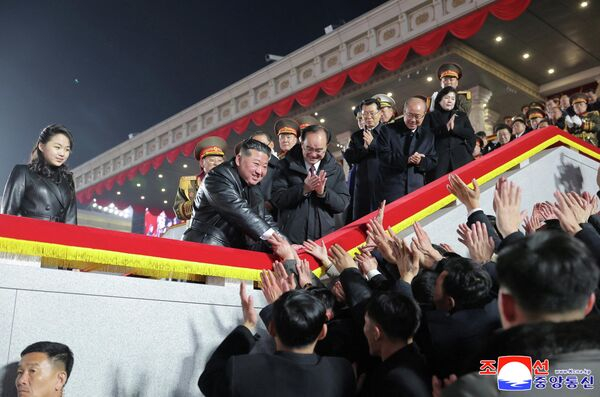 Лабубу вместо чучела, банды Гаити и "нарциссы" на подиуме: самые яркие фото недели Лабубу вместо чучела, банды Гаити и "нарциссы" на подиуме: самые яркие фото недели