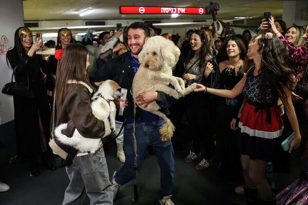 Мальчик с неразорвавшимся снарядом и "кровавая" луна над миром: 20 ярких фотографий недели