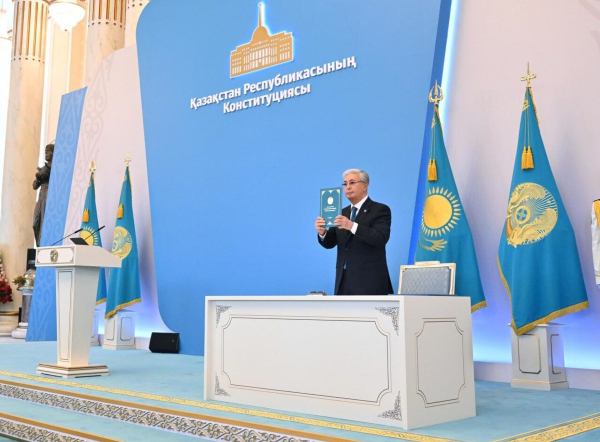 В Казахстане торжественно приняли новую Конституцию В Казахстане торжественно приняли новую Конституцию