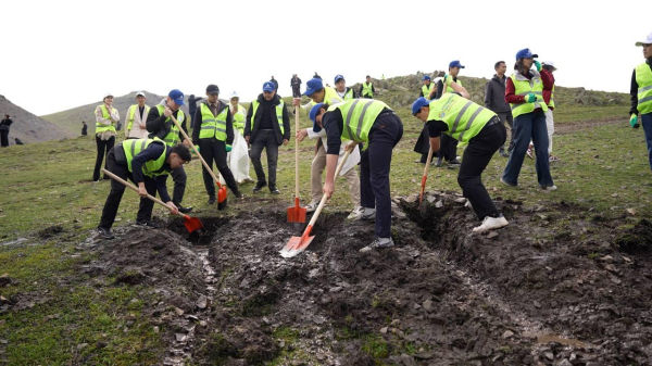 Тысячи казахстанцев вышли очищать родники