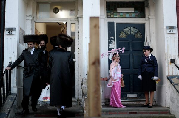 Мальчик с неразорвавшимся снарядом и "кровавая" луна над миром: 20 ярких фотографий недели