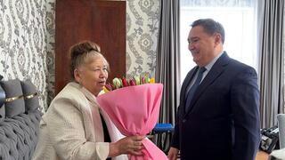 Аким Акмолинской области Марат Ахметжанов поздравил с 8 марта заслуженного учителя г. Косшы Майру Жетписову