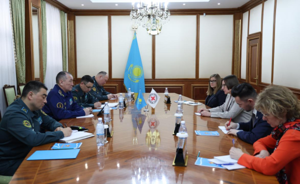Министр обороны Казахстана встретился с главой Красного Креста