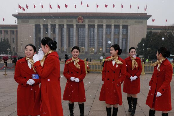 Мальчик с неразорвавшимся снарядом и "кровавая" луна над миром: 20 ярких фотографий недели