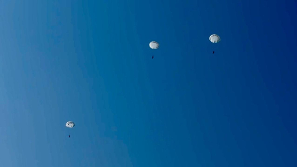 Шаг в пустоту: первокурсники военного института впервые прыгнули с парашютом