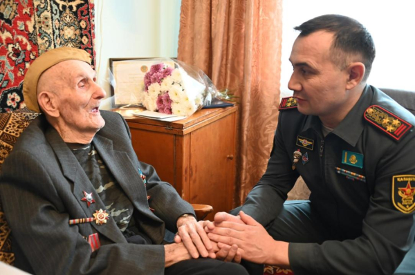 В Караганде военнослужащие поздравили ветерана войны с вековым юбилеем