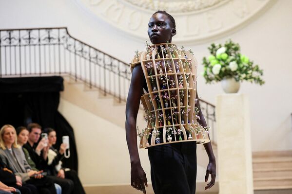 Лабубу вместо чучела, банды Гаити и "нарциссы" на подиуме: самые яркие фото недели Лабубу вместо чучела, банды Гаити и "нарциссы" на подиуме: самые яркие фото недели