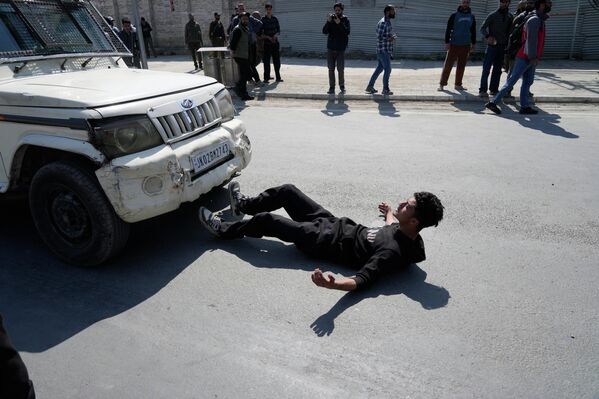 Мальчик с неразорвавшимся снарядом и "кровавая" луна над миром: 20 ярких фотографий недели