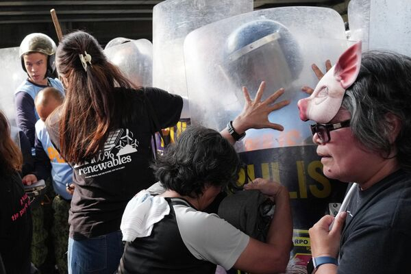 Лабубу вместо чучела, банды Гаити и "нарциссы" на подиуме: самые яркие фото недели Лабубу вместо чучела, банды Гаити и "нарциссы" на подиуме: самые яркие фото недели