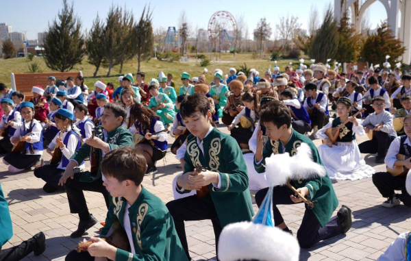 Полмиллиона детей одновременно исполнили кюй в школах и колледжах Казахстана