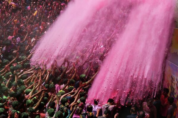 Мальчик с неразорвавшимся снарядом и "кровавая" луна над миром: 20 ярких фотографий недели