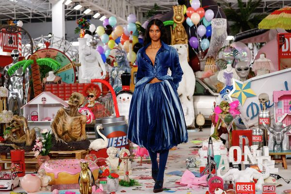 Лабубу вместо чучела, банды Гаити и "нарциссы" на подиуме: самые яркие фото недели Лабубу вместо чучела, банды Гаити и "нарциссы" на подиуме: самые яркие фото недели