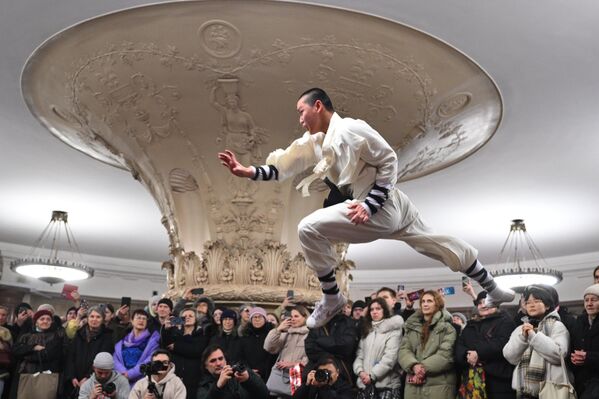 Мальчик с неразорвавшимся снарядом и "кровавая" луна над миром: 20 ярких фотографий недели