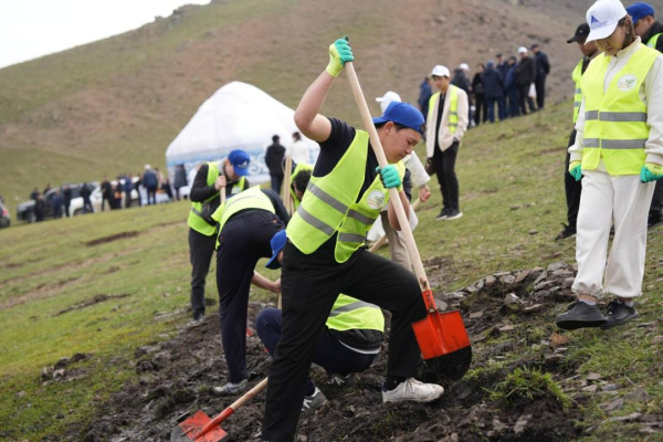 Тысячи казахстанцев вышли очищать родники