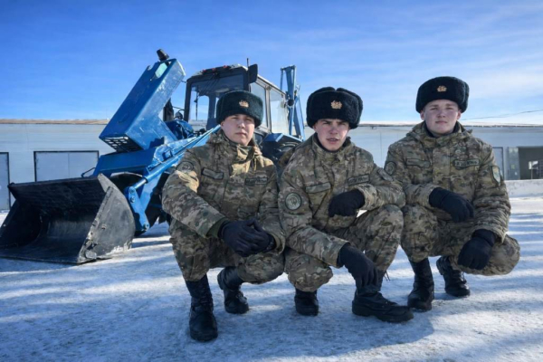 Гвардейцы применяют навыки управления трактором в воинской части