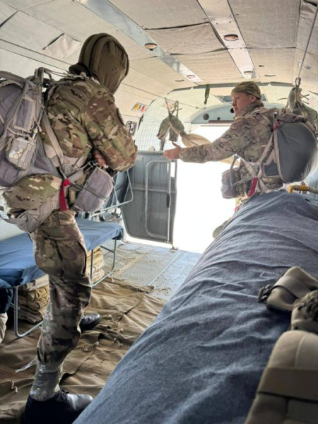 Шаг в пустоту: первокурсники военного института впервые прыгнули с парашютом