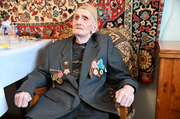 В Караганде военнослужащие поздравили ветерана войны с вековым юбилеем