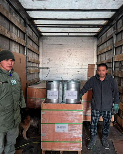 Тонны руды и иностранцев в прицепе грузовика выявили казахстанские пограничники Тонны руды и иностранцев в прицепе грузовика выявили казахстанские пограничники