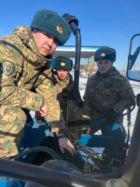 Гвардейцы применяют навыки управления трактором в воинской части