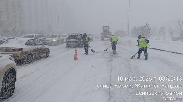 Сильный снегопад в Астане: коммунальные службы работают круглосуточно
