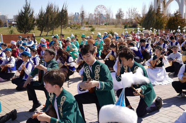 Полмиллиона детей одновременно исполнили кюй в школах и колледжах Казахстана