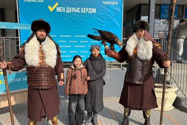 Зайчики, "Золотой человек", Кыдыр ата: необычные костюмы на референдуме в регионах 