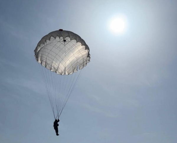 Шаг в пустоту: первокурсники военного института впервые прыгнули с парашютом