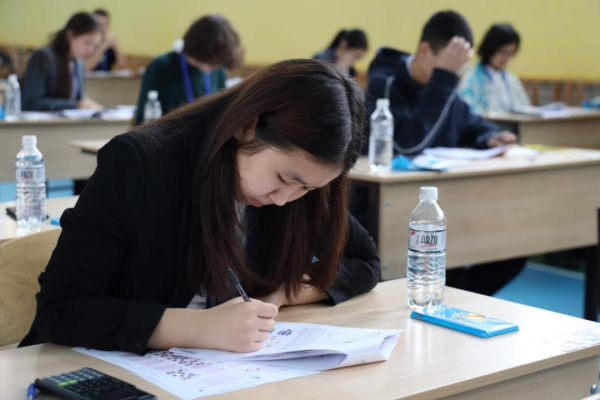 Лучшие ученики страны соревнуются по географии и химии