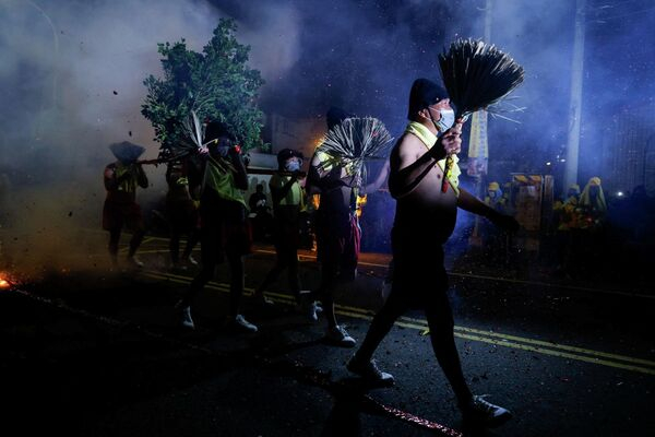 Мальчик с неразорвавшимся снарядом и "кровавая" луна над миром: 20 ярких фотографий недели