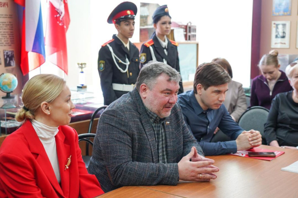 Посольство Казахстана передало фото Бауыржана Момышулы московской школе, носящей имя героя