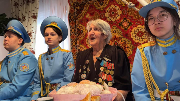 Гвардейцы и молодёжь посетили 103-летнего ветерана Великой Отечественной войны