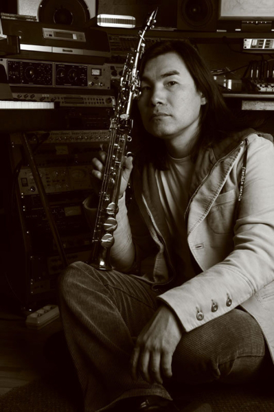 Леонид Агутин почтил память певца Батырхана Шукенова в Алматы